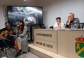 Presentación del libro 'A tumba abierta' ayer en Rincón de Soto.