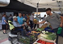 De compras en el puesto de frutas y verduras de Florencio en el mercadillo cerverano.