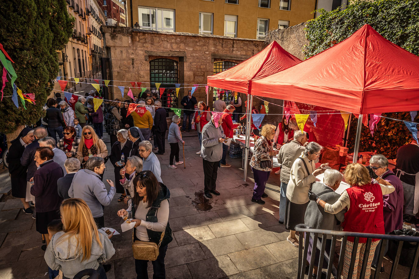 Paella, lomo, picadillo... riojanos y visitantes disfrutan de las degustaciones
