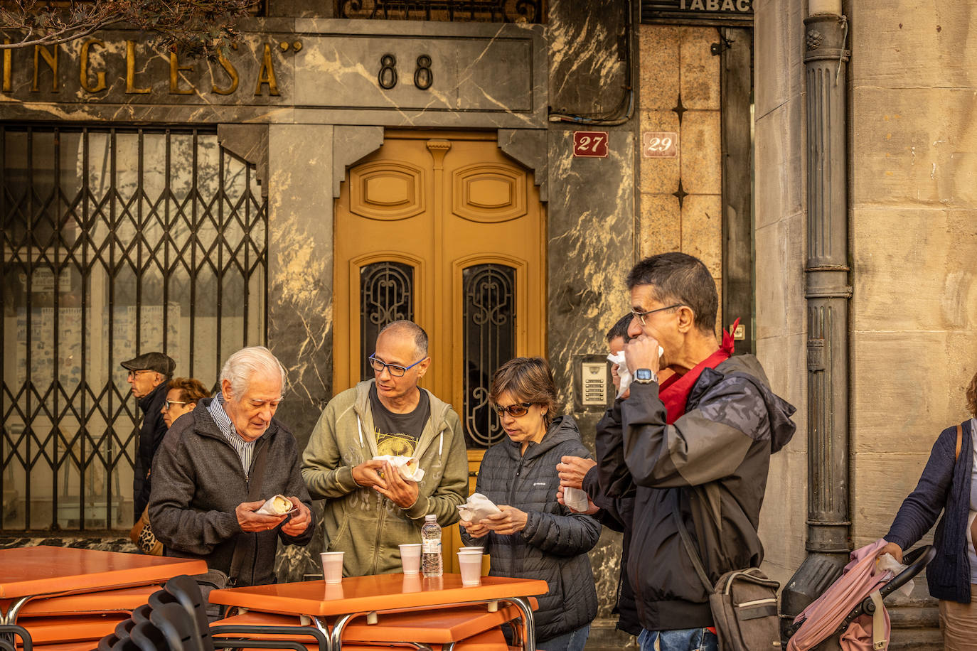 Paella, lomo, picadillo... riojanos y visitantes disfrutan de las degustaciones