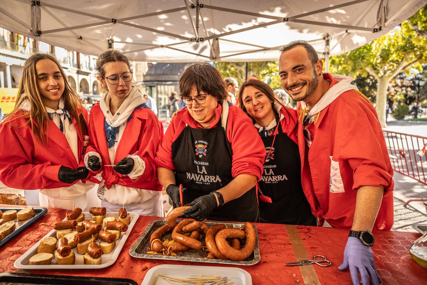 Paella, lomo, picadillo... riojanos y visitantes disfrutan de las degustaciones