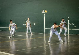 Lerena ejecuta una dejada con la derecha.