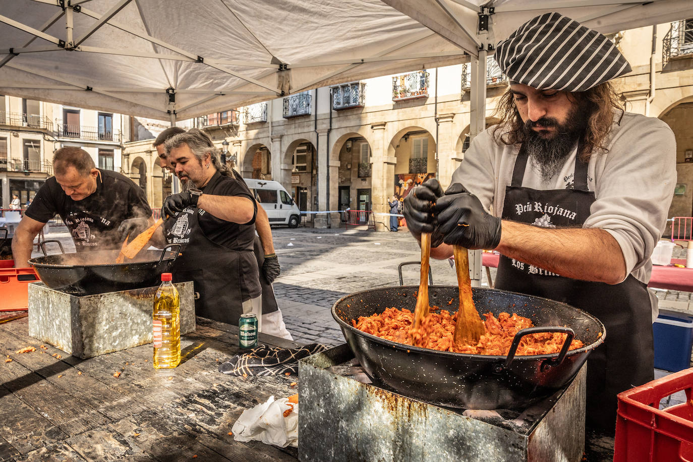 Paella, lomo, picadillo... riojanos y visitantes disfrutan de las degustaciones