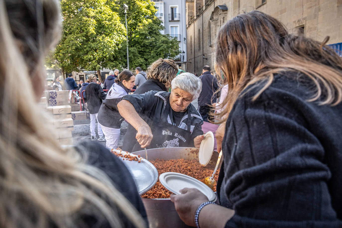 Paella, lomo, picadillo... riojanos y visitantes disfrutan de las degustaciones