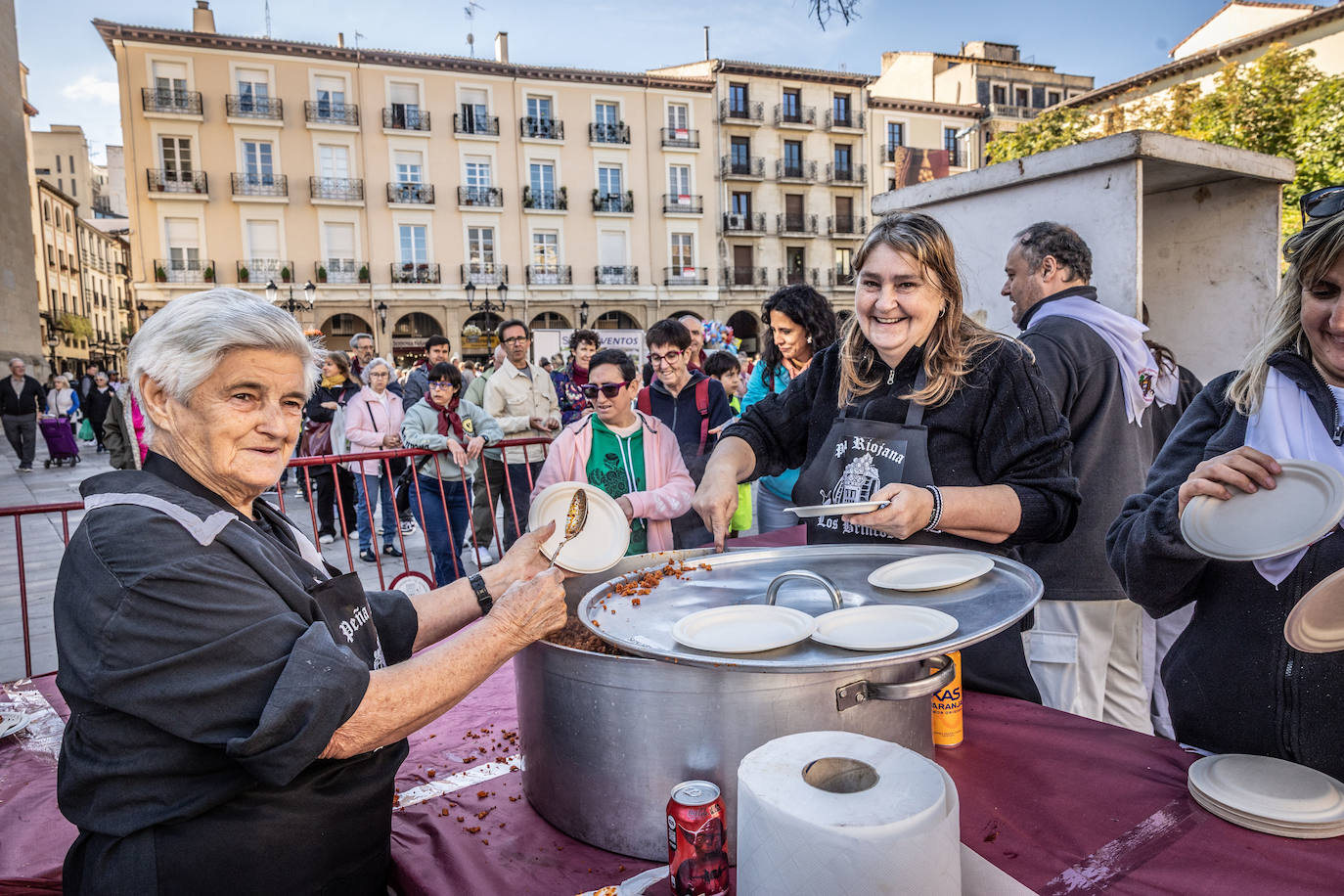 Paella, lomo, picadillo... riojanos y visitantes disfrutan de las degustaciones