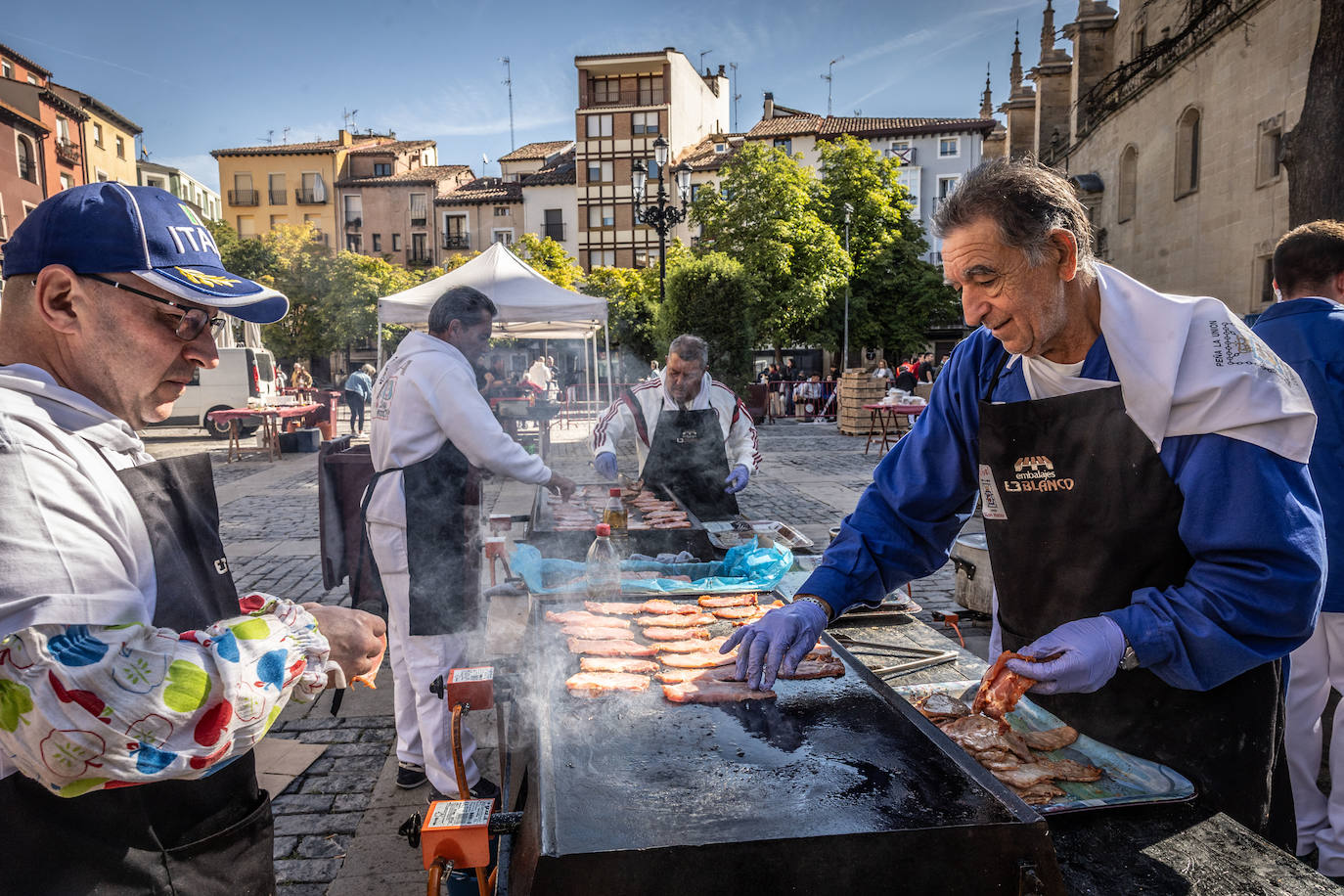 Paella, lomo, picadillo... riojanos y visitantes disfrutan de las degustaciones