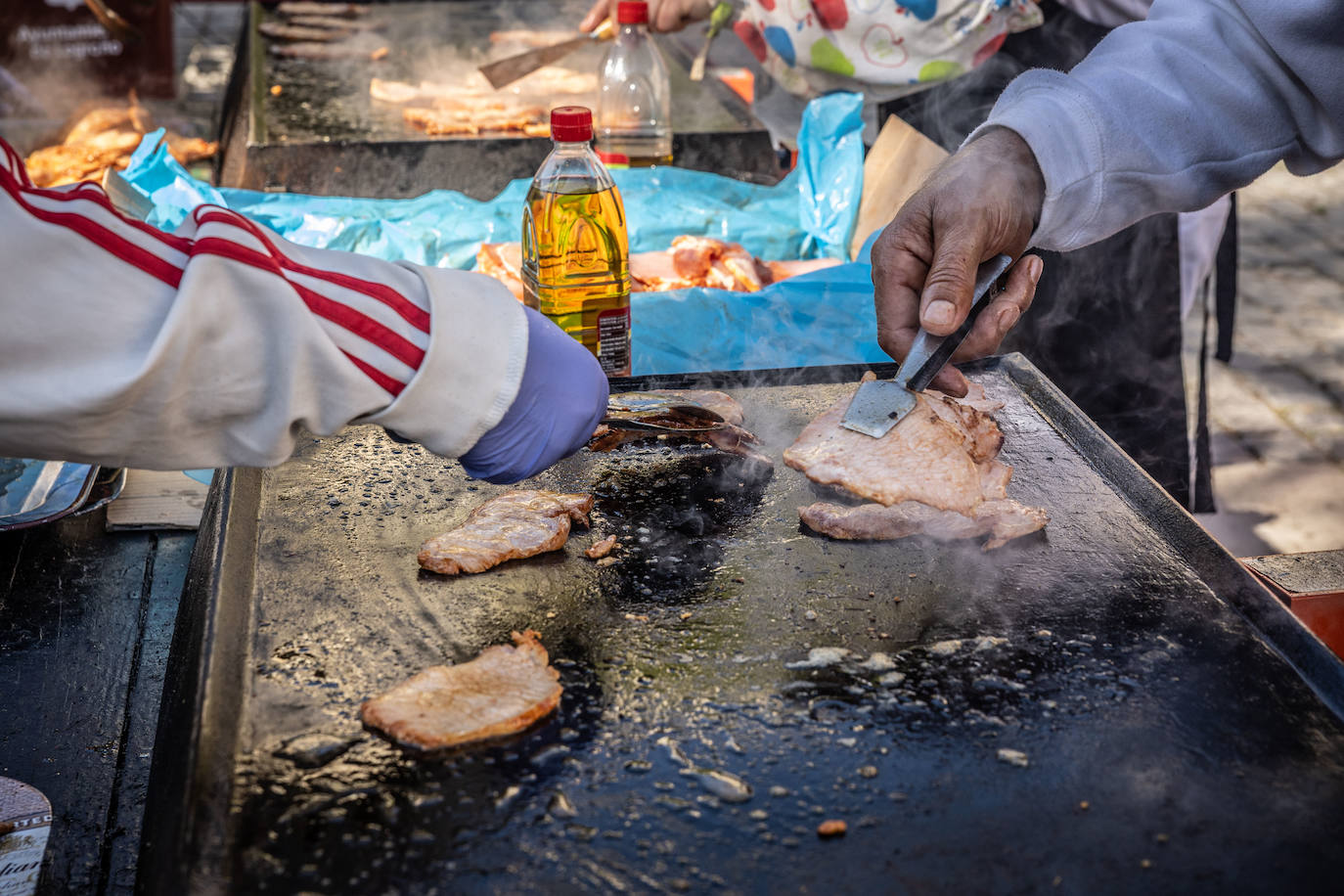 Paella, lomo, picadillo... riojanos y visitantes disfrutan de las degustaciones