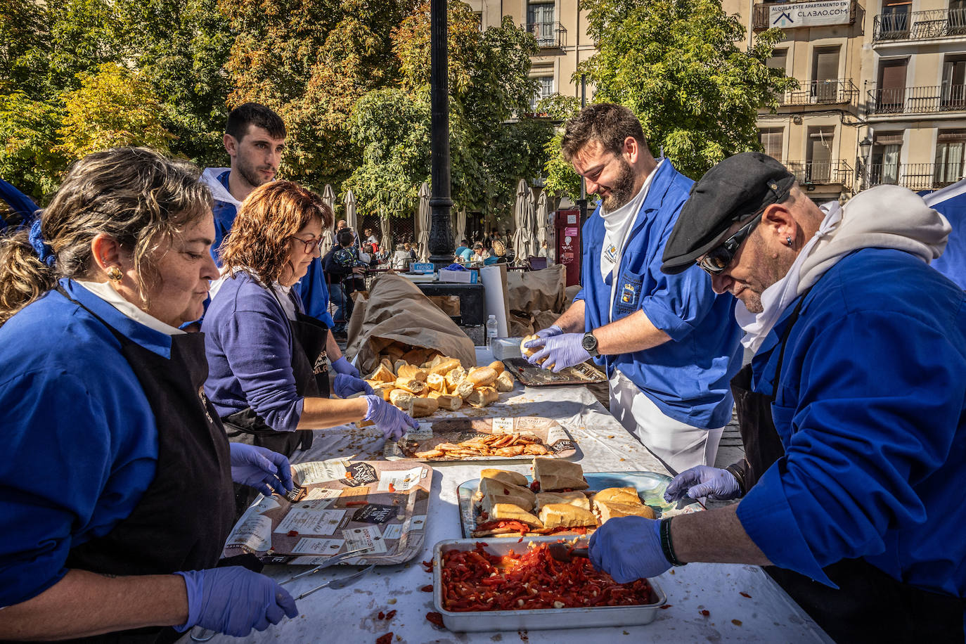 Paella, lomo, picadillo... riojanos y visitantes disfrutan de las degustaciones
