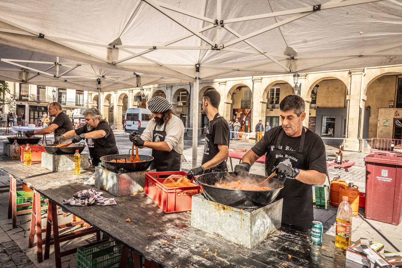 Paella, lomo, picadillo... riojanos y visitantes disfrutan de las degustaciones