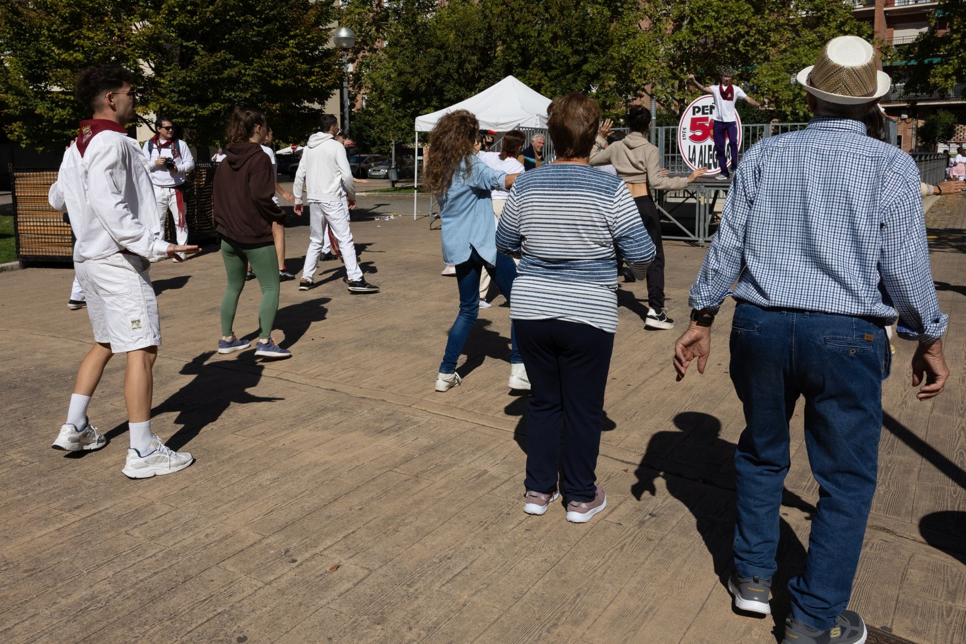 Un puñado de innovadores y bailongos se reunió este jueves en la plaza Martínez Flamarique para bailar zumba
