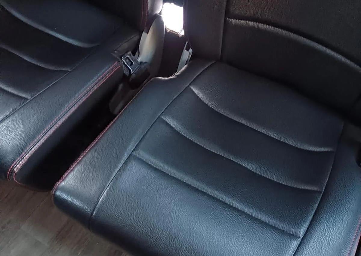 Imagen secundaria 1 - Un retrovisor con cinta aislante, un asiento sin cinturon de seguridad y otro con desperfectos en uno de los autobuses. 