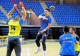 Nemanja Pestic busca el pase ante la marca de Zaja.