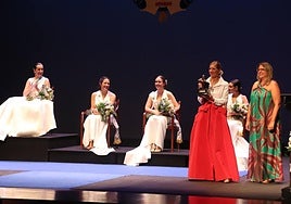 Silvia Hernández recibió el zapatero de bronce como agradecimiento de la ciudad a la labor de la Fundación Francisca Bretón.