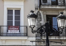 Imagen de archivo de un cartel anunciando la venta de un piso en Logroño.