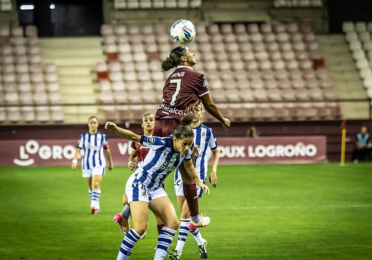 Mía Asenjo salta para cabecear el balón y tomar la posesión en el partido contra la Real Sociedad.
