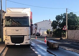 Un depósito de un camión en mitad de la travesía de Valverde después de un accidente con un todoterreno.