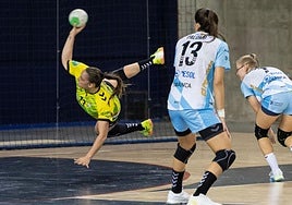 Paula Milagros anota un gol de forma acrobática.