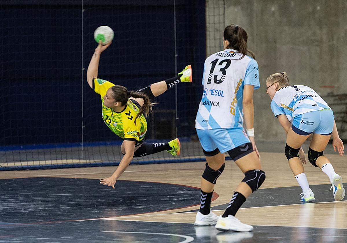 Paula Milagros anota un gol de forma acrobática.