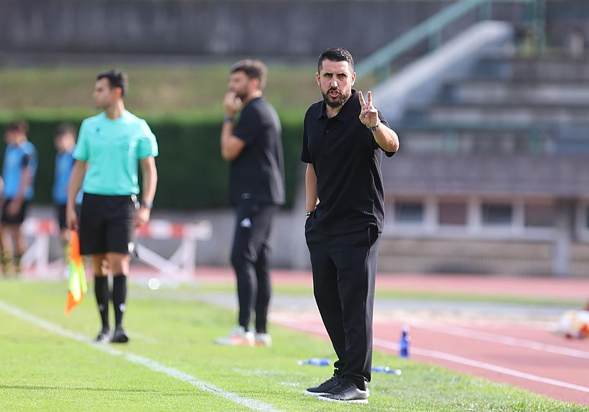 Adrián Cantabrana da una instrucción en el partido que la SDL enfrentó al Basconia.