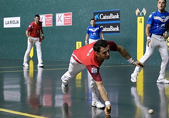 Jokin Altuna se lanza a por la pelota. La llevo a dos botes, pero la dieron por buena y los de Aspe sumaron su séptimo tanto.