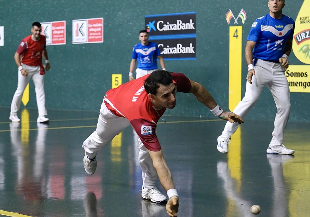 Jokin Altuna se lanza a por la pelota. La llevo a dos botes, pero la dieron por buena y los de Aspe sumaron su séptimo tanto.