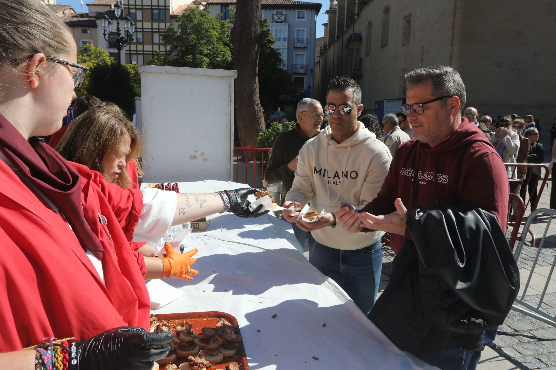 ¿Has estado de degustación para terminar las fiestas? Igual apareces en estas fotos