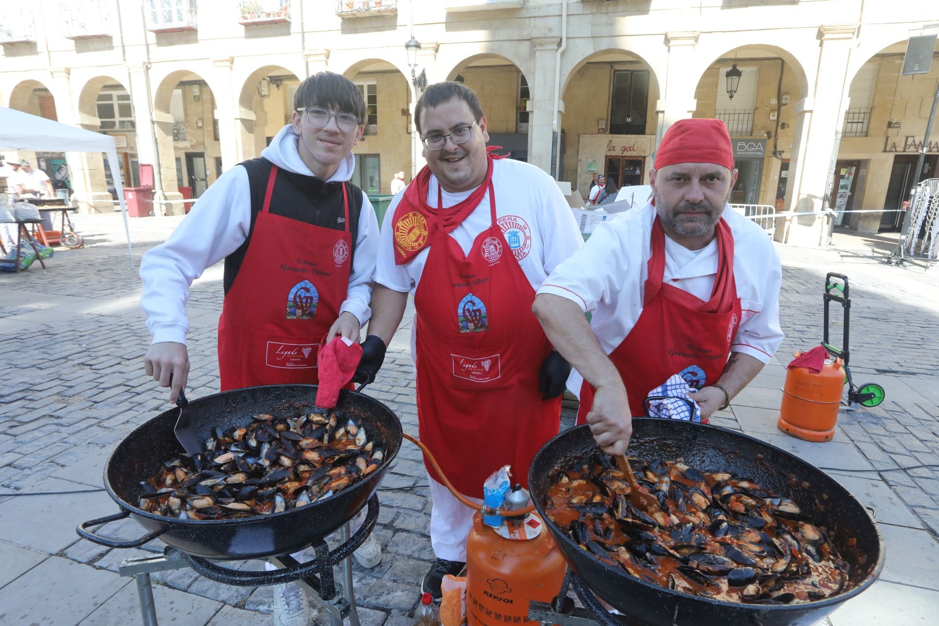 ¿Has estado de degustación para terminar las fiestas? Igual apareces en estas fotos