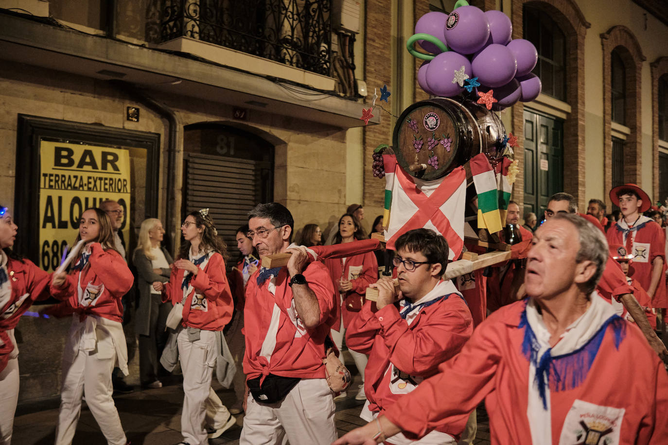 Las imágenes del desfile de las peñas por Logroño