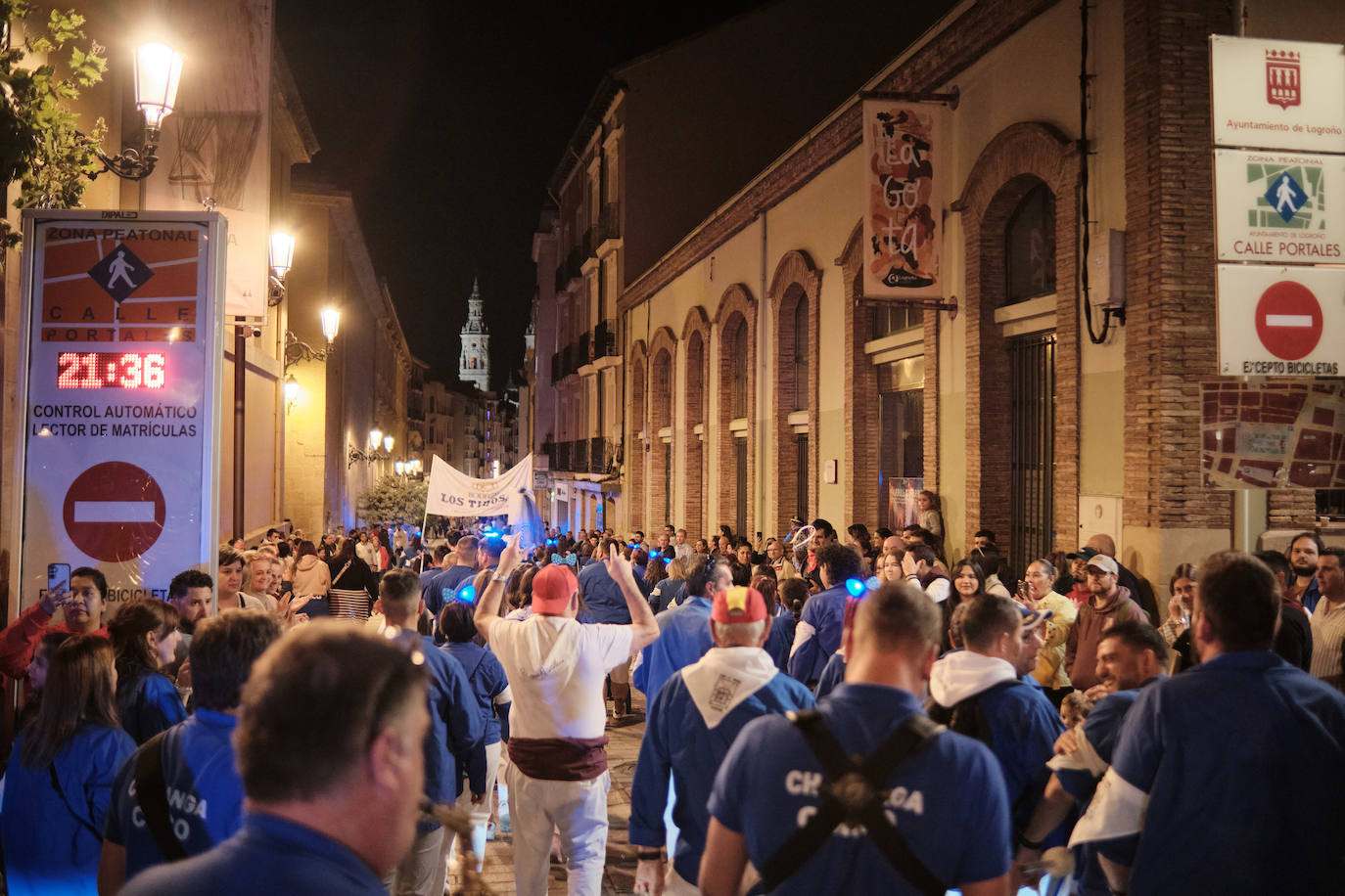 Las imágenes del desfile de las peñas por Logroño