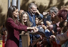 La princesa Leonor, la reina Letizia y el rey Felipe saludan al público a su llegada a Viana.