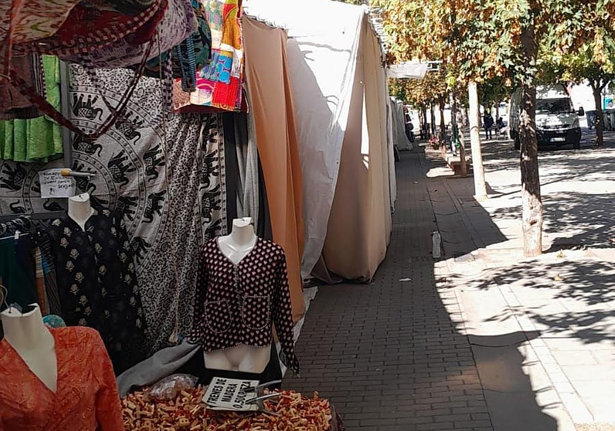 Uno de los puestos de los vendedores ambulantes, que denuncian que tienen que recogerlos antes de lo establecido.