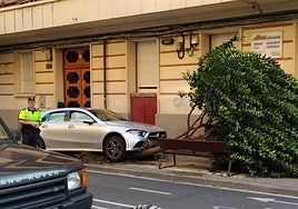 El vehículo invadió el carril bici y la acera y derribó un árbol de la calle Duquesa de la Victoria.