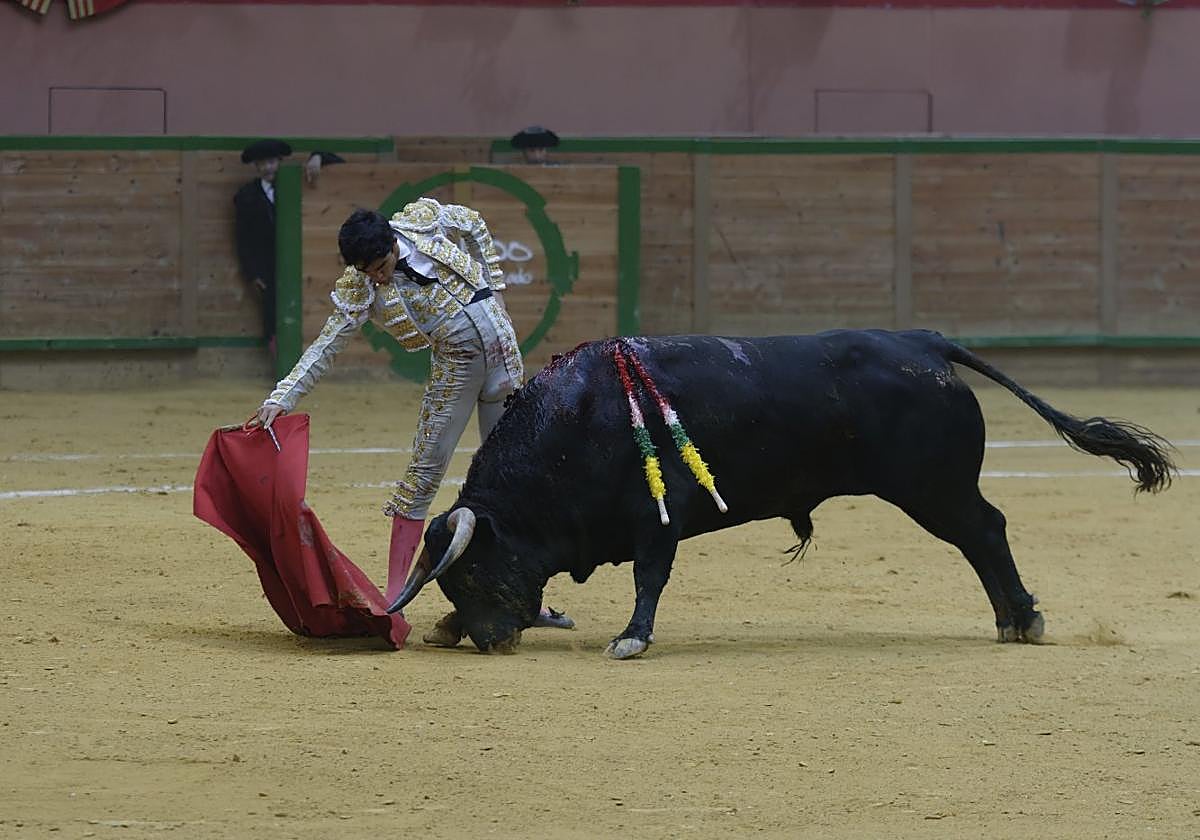 Derechazo del portugués Tomás Bastón con un novillo de El Retamar.
