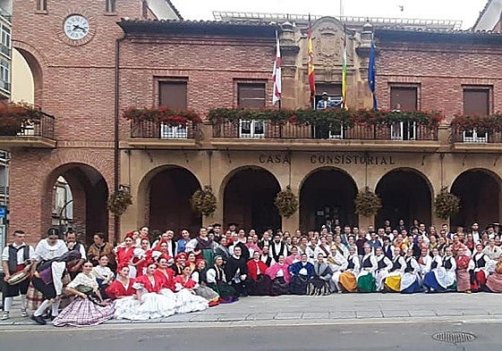 Jóvenes participantes en las jornadas, antes de la exhibición de ayer por la tarde.