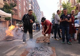 La cuadrilla de Los Arboleros sacan una de las primeras parrillas de chuletas de la jornada.