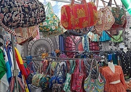 Un puesto en el mercadillo situado en el recinto ferial de Las Norias.