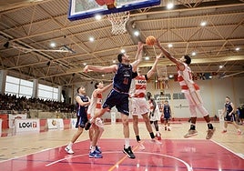 Pardina pelea un rebote en el partido ante el LogroBasket.