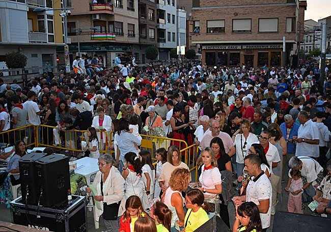La Plaza Gallarza, llena durante el bingo de la AMPA Entresotos.