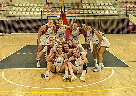 Las jugadoras logroñesas celebran el triunfo en la pista de Paterna.