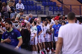 Los jugadores del Clavijo saludan a los aficionados.