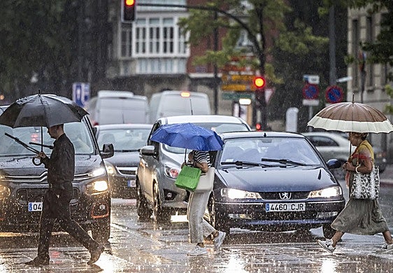 Varias personas se protegen con paraguas de la lluvia en Logroño, en una imagen de archivo.
