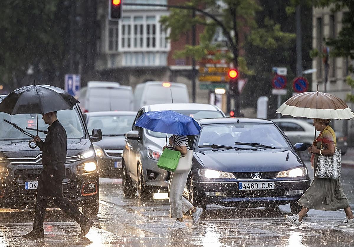 Varias personas se protegen con paraguas de la lluvia en Logroño, en una imagen de archivo.