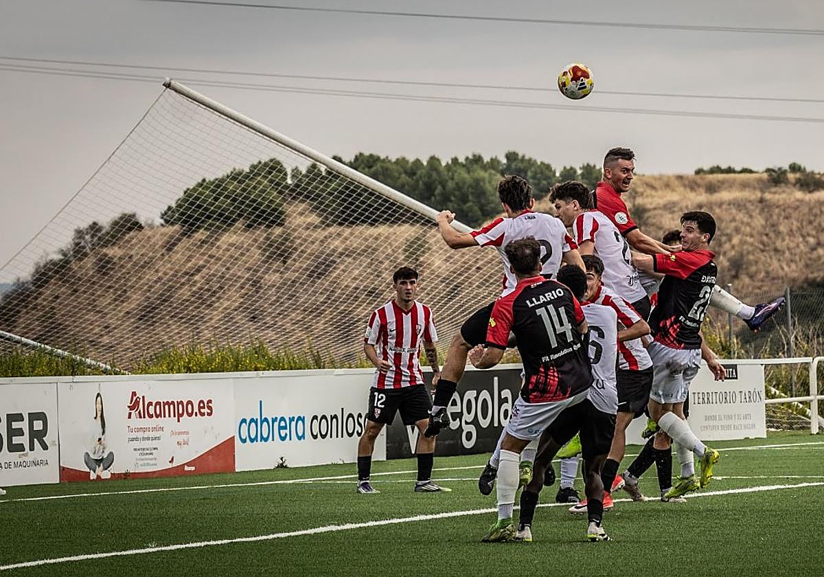 Pugna por un balón aéreo entre el filial y el Arnedo.