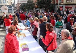 Cientos de personas desfilaron por la degustación de choricillo que la peña Tao asó y ofreció en la Puerta Munillo este lunes a mediodía.