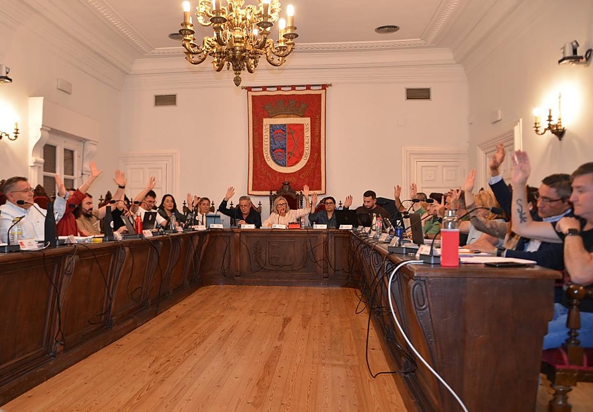 Concejales de todos los grupos, votando a favor de pedir que abra más horas la taquilla de la estación.