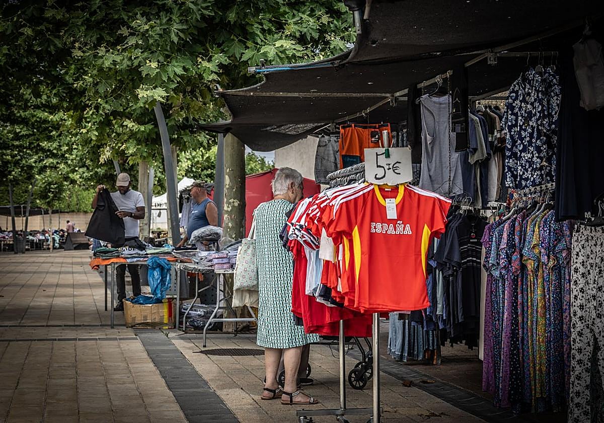 Mercadillo en Pradejón, en una imagen del pasado verano, con vendedores extranjeros y clientela nacional.