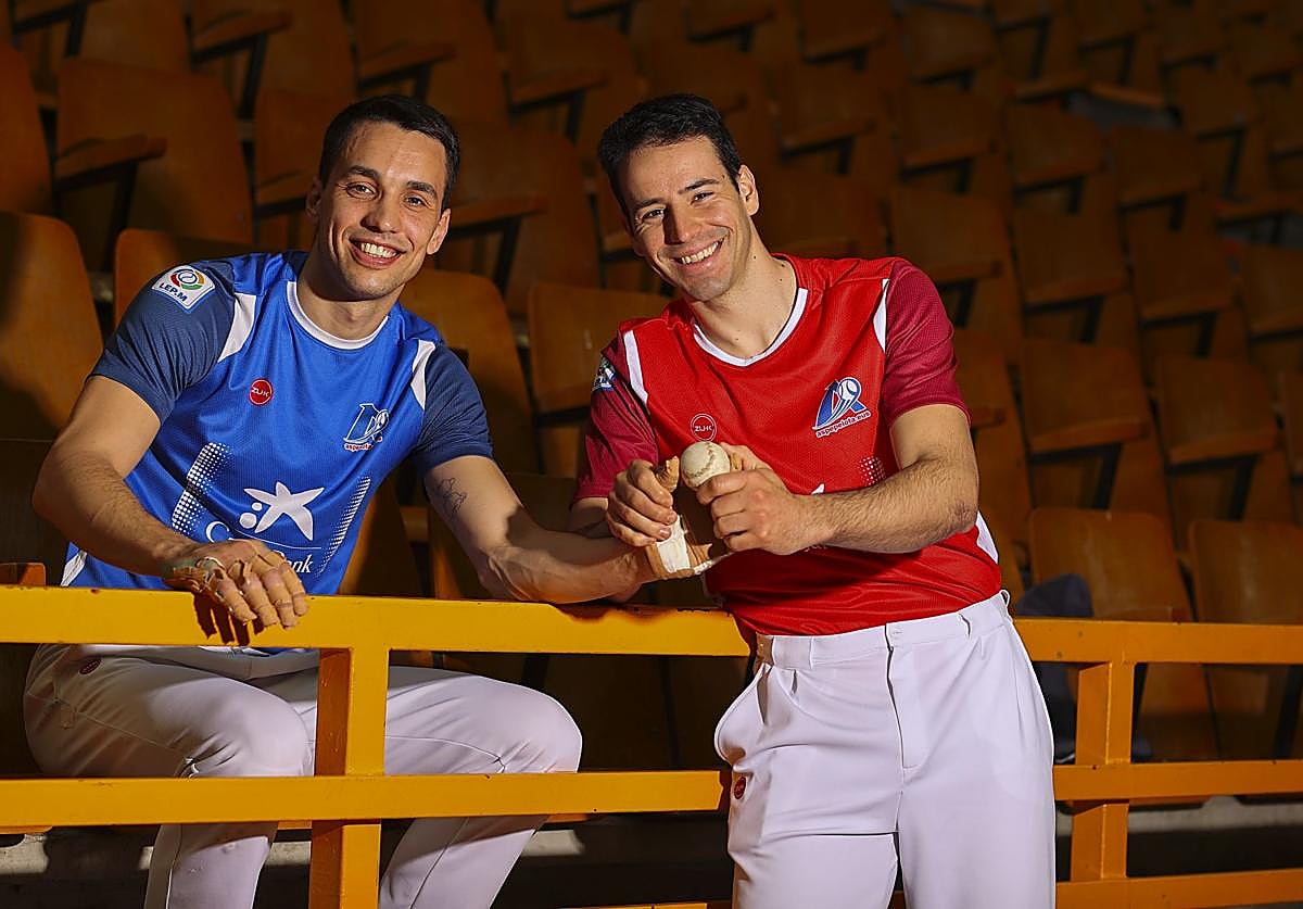 Zabala y Darío se saludan en el frontón de Vitoria.