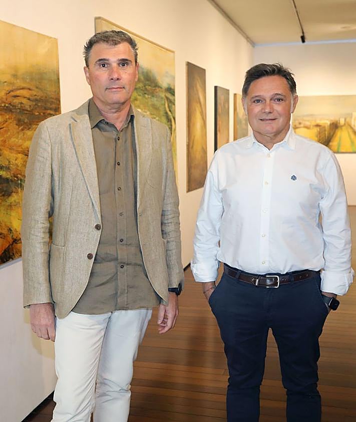 Imagen secundaria 2 - Lienzos sobre la Gran Vía logroñesa y el Templo de Debod (Madrid), y Manuel Romero con Carlos Fuentes (gerente de Fundación Caja Rioja).