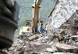 Imagen de la retroexcavadora donde falleció el trabajador en la carretera LR-113 en Viniegra de Abajo