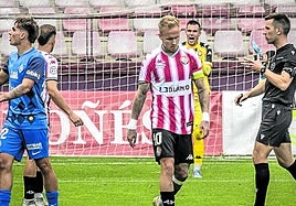 El portero de la SD Logroñés Kike Royo arenga a sus compañeros tras encajar el gol del Amorebieta.